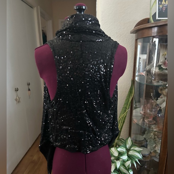 H & M Short Black Sequined Sleeveless Cape. - Picture 3 of 4